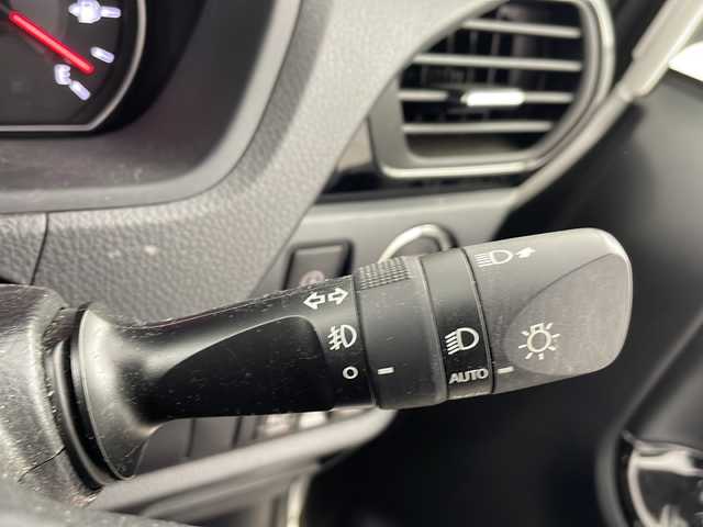 トヨタ ヴォクシー ZS 煌Ⅲ 熊本県 2021(令3)年 4.9万km ホワイトパールクリスタルシャイン ディーラーOP9インチナビ(CD/DVD/BT/フルセグ)/純正フリップダウンモニター/トヨタセーフティーセンス/ ・プリクラッシュセーフティー/ ・レーンディパーチャーアラート/ ・オートハイビーム/ ・パーキングサポートブレーキ/ ・クリアランスソナー/クルーズコントロール/バックカメラ/ビルトインETC/オートライト/LEDヘッドライト/フロントフォグランプ/純正フロアマット/純正ドアバイザー/電動格納ミラー/ミラーウィンカー/取り扱い説明書/保証書