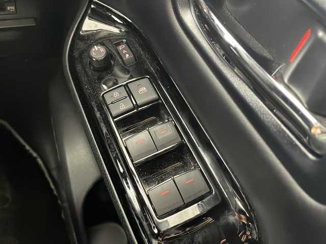 トヨタ ヴォクシー ZS 煌Ⅲ 熊本県 2021(令3)年 4.9万km ホワイトパールクリスタルシャイン ディーラーOP9インチナビ(CD/DVD/BT/フルセグ)/純正フリップダウンモニター/トヨタセーフティーセンス/ ・プリクラッシュセーフティー/ ・レーンディパーチャーアラート/ ・オートハイビーム/ ・パーキングサポートブレーキ/ ・クリアランスソナー/クルーズコントロール/バックカメラ/ビルトインETC/オートライト/LEDヘッドライト/フロントフォグランプ/純正フロアマット/純正ドアバイザー/電動格納ミラー/ミラーウィンカー/取り扱い説明書/保証書