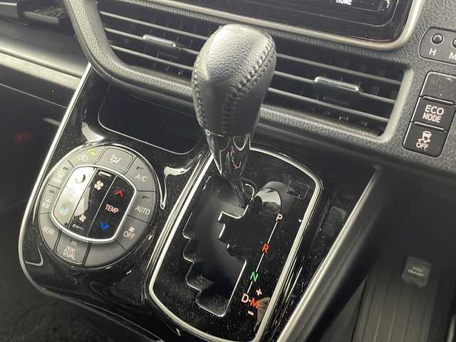 トヨタ ヴォクシー ZS 煌Ⅲ 熊本県 2021(令3)年 4.9万km ホワイトパールクリスタルシャイン ディーラーOP9インチナビ(CD/DVD/BT/フルセグ)/純正フリップダウンモニター/トヨタセーフティーセンス/ ・プリクラッシュセーフティー/ ・レーンディパーチャーアラート/ ・オートハイビーム/ ・パーキングサポートブレーキ/ ・クリアランスソナー/クルーズコントロール/バックカメラ/ビルトインETC/オートライト/LEDヘッドライト/フロントフォグランプ/純正フロアマット/純正ドアバイザー/電動格納ミラー/ミラーウィンカー/取り扱い説明書/保証書