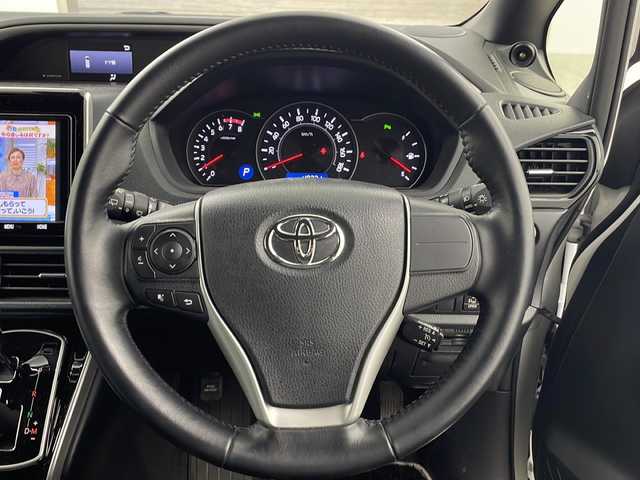 トヨタ ヴォクシー ZS 煌Ⅲ 熊本県 2021(令3)年 4.9万km ホワイトパールクリスタルシャイン ディーラーOP9インチナビ(CD/DVD/BT/フルセグ)/純正フリップダウンモニター/トヨタセーフティーセンス/ ・プリクラッシュセーフティー/ ・レーンディパーチャーアラート/ ・オートハイビーム/ ・パーキングサポートブレーキ/ ・クリアランスソナー/クルーズコントロール/バックカメラ/ビルトインETC/オートライト/LEDヘッドライト/フロントフォグランプ/純正フロアマット/純正ドアバイザー/電動格納ミラー/ミラーウィンカー/取り扱い説明書/保証書