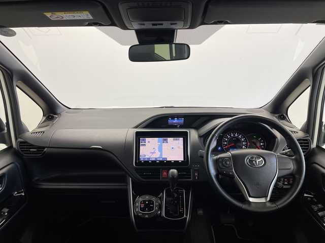 トヨタ ヴォクシー ZS 煌Ⅲ 茨城県 2021(令3)年 4.9万km ホワイトパールクリスタルシャイン 純正９インチナビ　バックモニター　フリップダウンモニター　衝突被害軽減ブレーキ　両側電動スライドドア　スマートキー　フルセグＴＶ　クルコン　ＥＴＣ　コーナーセンサー　横滑り防止装置　プッシュスタート