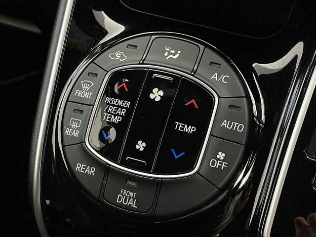 トヨタ ヴォクシー ZS 煌Ⅲ 茨城県 2021(令3)年 4.9万km ホワイトパールクリスタルシャイン 純正９インチナビ　バックモニター　フリップダウンモニター　衝突被害軽減ブレーキ　両側電動スライドドア　スマートキー　フルセグＴＶ　クルコン　ＥＴＣ　コーナーセンサー　横滑り防止装置　プッシュスタート