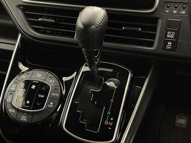 トヨタ ヴォクシー ZS 煌Ⅲ 茨城県 2021(令3)年 4.9万km ホワイトパールクリスタルシャイン 純正９インチナビ　バックモニター　フリップダウンモニター　衝突被害軽減ブレーキ　両側電動スライドドア　スマートキー　フルセグＴＶ　クルコン　ＥＴＣ　コーナーセンサー　横滑り防止装置　プッシュスタート