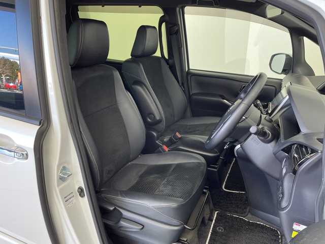 トヨタ ヴォクシー ZS 煌Ⅲ 茨城県 2021(令3)年 4.9万km ホワイトパールクリスタルシャイン 純正９インチナビ　バックモニター　フリップダウンモニター　衝突被害軽減ブレーキ　両側電動スライドドア　スマートキー　フルセグＴＶ　クルコン　ＥＴＣ　コーナーセンサー　横滑り防止装置　プッシュスタート