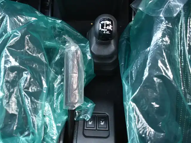 スズキ ジムニー ノマド FC 神奈川県 2025(令7)年 0.1千km 黒 ワンオーナー/セーフティサポート（予防安全技術）/：デュアルブレーキサポート/：誤発進抑制機能/：後退時ブレーキサポート/：後方誤発進抑制機能/：車線逸脱警報機能/：ハイビームアシスト/：アダプティブクルーズコントロール/：標識認識機能/：ふらつき警報機能/：先行車発進お知らせ機能/純正15インチアルミホイール/シートヒーター（前席）/純正LEDヘッドライト/：フロントフォグライト/：ヘッドランプウォッシャー