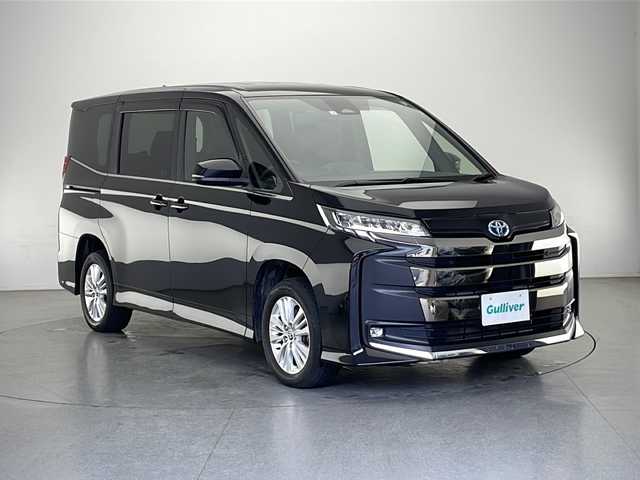 トヨタ ノア ハイブリッド S－Z 長野県 2022(令4)年 5.8万km アティチュードブラックマイカ 4WD/純正メモリナビ&フルセグTV&CD&DVD&USB&BT/純正フリップダウンモニター/トヨタセーフティセンス/アダプティブクルーズコントロール/レーンディパーチャーアラート/プリクラッシュセーフティー/クリアランスソナー/プロアクティブドライビングアシスト/パーキングサポートブレーキ/オートマチックハイビーム/ロードサインアシスト/先行車発進告知/快適便利パッケージ/パワーバックドア/ユニバーサルステップ/nanoe/両側パワースライドドア/ハーフレザーシート/前席シートヒーター/ステアリングスイッチ/ステアリングヒーター/2列目サンシェード/ウォークスルー/バックカメラ/ビルトインETC/LEDヘッドライト/オートライト/電動格納ミラー/ウィンカーミラー/電動ホールド/オートホールド/純正16インチAW装着/純正フロアマット/プッシュスタート/スマートキー