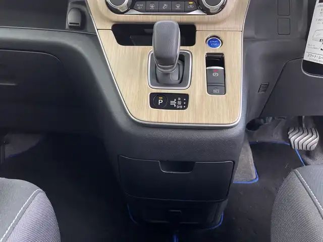 日産 セレナ e－パワー ハイウェイスター V 鹿児島県 2021(令3)年 4.4万km ブリリアントホワイトパール 純正ナビ/（AM/FM/CD/DVD/Bluetooth)/フルセグTV/アラウンドビューモニター/フリップダウンモニター/プロパイロット/両側パワースライドドア/ハンズフリーオートスライド/前席シートヒーター/ステアリングヒーター/ステアリングリモコン/横滑り防止/衝突被害軽減ブレーキ/クルーズコントロール/レーンキープアシスト/オートライト/前後コーナーセンサー/LEDヘッドライト/フォグランプ/フロアマット/純正15インチアルミ/プッシュスタート