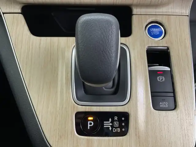 日産 セレナ e－パワー ハイウェイスター V 鹿児島県 2021(令3)年 4.4万km ブリリアントホワイトパール 純正ナビ/（AM/FM/CD/DVD/Bluetooth)/フルセグTV/アラウンドビューモニター/フリップダウンモニター/プロパイロット/両側パワースライドドア/ハンズフリーオートスライド/前席シートヒーター/ステアリングヒーター/ステアリングリモコン/横滑り防止/衝突被害軽減ブレーキ/クルーズコントロール/レーンキープアシスト/オートライト/前後コーナーセンサー/LEDヘッドライト/フォグランプ/フロアマット/純正15インチアルミ/プッシュスタート