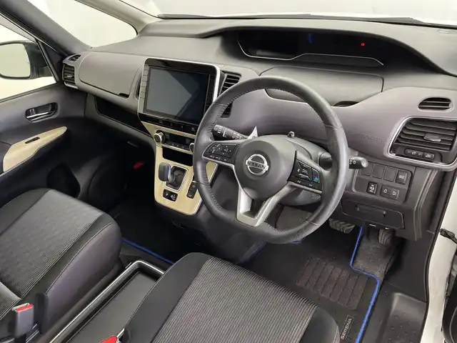 日産 セレナ e－パワー ハイウェイスター V 鹿児島県 2021(令3)年 4.4万km ブリリアントホワイトパール 純正ナビ/（AM/FM/CD/DVD/Bluetooth)/フルセグTV/アラウンドビューモニター/フリップダウンモニター/プロパイロット/両側パワースライドドア/ハンズフリーオートスライド/前席シートヒーター/ステアリングヒーター/ステアリングリモコン/横滑り防止/衝突被害軽減ブレーキ/クルーズコントロール/レーンキープアシスト/オートライト/前後コーナーセンサー/LEDヘッドライト/フォグランプ/フロアマット/純正15インチアルミ/プッシュスタート
