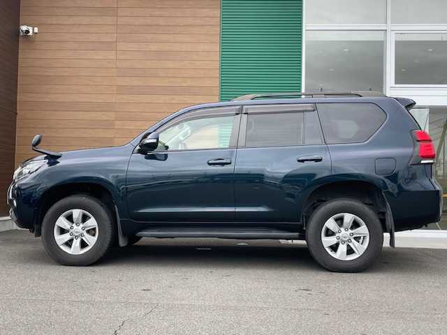 トヨタ ランドクルーザー プラド TX 静岡県 2021(令3)年 4.8万km ブラッキッシュアゲハガラスフレーク ４WD/ワンオーナー/純正SDナビ【AM/FM/BT/CD/DVD】/フルセグＴＶ/バックカメラ/ステアリングスィッチ/ＥＴＣ/スマートキー/クルーズコントロール/ルーフレール/コーナーセンサー/純正フロアマット/プッシュスタート/オートマチックハイビーム/オートライト/電格ミラー/スペアキー１/レーンキープアシスト/衝突被害軽減システム/ステアリングリモコン/横滑り防止装置/ドライブレコーダー/保証書/取扱説明書