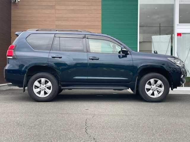 トヨタ ランドクルーザー プラド TX 静岡県 2021(令3)年 4.8万km ブラッキッシュアゲハガラスフレーク ４WD/ワンオーナー/純正SDナビ【AM/FM/BT/CD/DVD】/フルセグＴＶ/バックカメラ/ステアリングスィッチ/ＥＴＣ/スマートキー/クルーズコントロール/ルーフレール/コーナーセンサー/純正フロアマット/プッシュスタート/オートマチックハイビーム/オートライト/電格ミラー/スペアキー１/レーンキープアシスト/衝突被害軽減システム/ステアリングリモコン/横滑り防止装置/ドライブレコーダー/保証書/取扱説明書