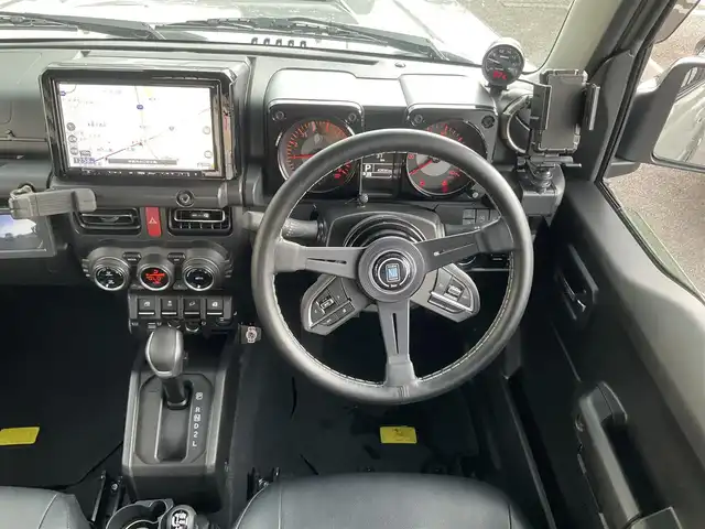 スズキ ジムニー XC 滋賀県 2021(令3)年 4.3万km ミディアムグレー 純正9インチナビゲーション/・Bluetooth・フルセグTV/FRPボンネット/FRバンパー（ショウワガレージ）/スキッドプレート（ショウワガレージ）/マフラー（ショウワガレージ）/テールランプ（ショウワガレージ）/フロントグリル（ショウワガレージ）/エアクリーナー（GReddy)/ブローオフバルブ（GReddy)/インタークーラ（GReddy)/シャックアブソーバー14段階調節式（タニグチ）/サスペンションスプリング/ラテラルロッド/オイルキャッチタンク/HKSブーストコントローラー（powerEditor)/社外フロントカメラ/ブーストメーター（Pivot）/ステアリング（ナルディー）/アルパインデジタルインナーミラー/・前後ドライブレコーダー付き/社外16AW（Toyoオープンカントリー）/ビルトインETC/保証書・取説・スペアキー/