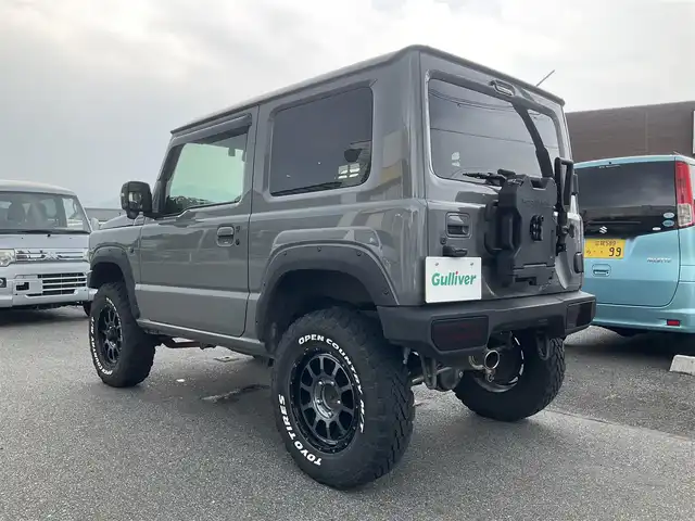 スズキ ジムニー XC 滋賀県 2021(令3)年 4.3万km ミディアムグレー 純正9インチナビゲーション/・Bluetooth・フルセグTV/FRPボンネット/FRバンパー（ショウワガレージ）/スキッドプレート（ショウワガレージ）/マフラー（ショウワガレージ）/テールランプ（ショウワガレージ）/フロントグリル（ショウワガレージ）/エアクリーナー（GReddy)/ブローオフバルブ（GReddy)/インタークーラ（GReddy)/シャックアブソーバー14段階調節式（タニグチ）/サスペンションスプリング/ラテラルロッド/オイルキャッチタンク/HKSブーストコントローラー（powerEditor)/社外フロントカメラ/ブーストメーター（Pivot）/ステアリング（ナルディー）/アルパインデジタルインナーミラー/・前後ドライブレコーダー付き/社外16AW（Toyoオープンカントリー）/ビルトインETC/保証書・取説・スペアキー/