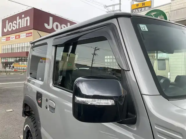 スズキ ジムニー XC 滋賀県 2021(令3)年 4.3万km ミディアムグレー 純正9インチナビゲーション/・Bluetooth・フルセグTV/FRPボンネット/FRバンパー（ショウワガレージ）/スキッドプレート（ショウワガレージ）/マフラー（ショウワガレージ）/テールランプ（ショウワガレージ）/フロントグリル（ショウワガレージ）/エアクリーナー（GReddy)/ブローオフバルブ（GReddy)/インタークーラ（GReddy)/シャックアブソーバー14段階調節式（タニグチ）/サスペンションスプリング/ラテラルロッド/オイルキャッチタンク/HKSブーストコントローラー（powerEditor)/社外フロントカメラ/ブーストメーター（Pivot）/ステアリング（ナルディー）/アルパインデジタルインナーミラー/・前後ドライブレコーダー付き/社外16AW（Toyoオープンカントリー）/ビルトインETC/保証書・取説・スペアキー/