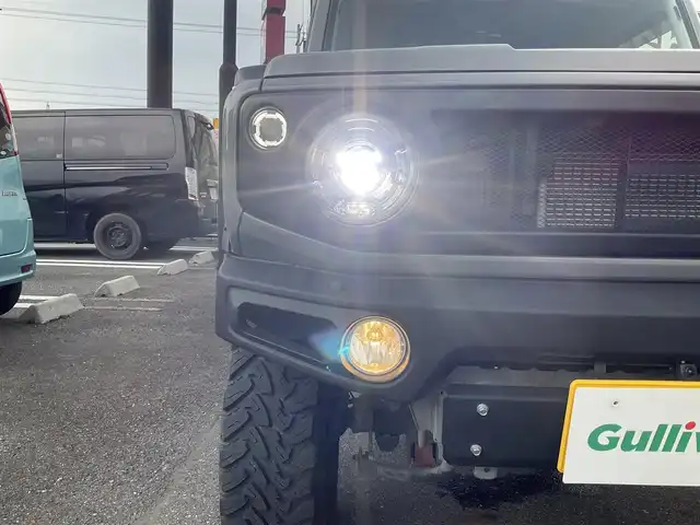 スズキ ジムニー XC 滋賀県 2021(令3)年 4.3万km ミディアムグレー 純正9インチナビゲーション/・Bluetooth・フルセグTV/FRPボンネット/FRバンパー（ショウワガレージ）/スキッドプレート（ショウワガレージ）/マフラー（ショウワガレージ）/テールランプ（ショウワガレージ）/フロントグリル（ショウワガレージ）/エアクリーナー（GReddy)/ブローオフバルブ（GReddy)/インタークーラ（GReddy)/シャックアブソーバー14段階調節式（タニグチ）/サスペンションスプリング/ラテラルロッド/オイルキャッチタンク/HKSブーストコントローラー（powerEditor)/社外フロントカメラ/ブーストメーター（Pivot）/ステアリング（ナルディー）/アルパインデジタルインナーミラー/・前後ドライブレコーダー付き/社外16AW（Toyoオープンカントリー）/ビルトインETC/保証書・取説・スペアキー/