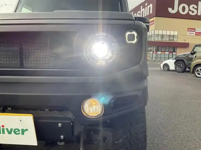 スズキ ジムニー XC 滋賀県 2021(令3)年 4.3万km ミディアムグレー 純正9インチナビゲーション/・Bluetooth・フルセグTV/FRPボンネット/FRバンパー（ショウワガレージ）/スキッドプレート（ショウワガレージ）/マフラー（ショウワガレージ）/テールランプ（ショウワガレージ）/フロントグリル（ショウワガレージ）/エアクリーナー（GReddy)/ブローオフバルブ（GReddy)/インタークーラ（GReddy)/シャックアブソーバー14段階調節式（タニグチ）/サスペンションスプリング/ラテラルロッド/オイルキャッチタンク/HKSブーストコントローラー（powerEditor)/社外フロントカメラ/ブーストメーター（Pivot）/ステアリング（ナルディー）/アルパインデジタルインナーミラー/・前後ドライブレコーダー付き/社外16AW（Toyoオープンカントリー）/ビルトインETC/保証書・取説・スペアキー/