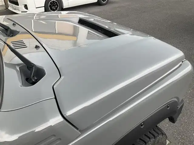 スズキ ジムニー XC 滋賀県 2021(令3)年 4.3万km ミディアムグレー 純正9インチナビゲーション/・Bluetooth・フルセグTV/FRPボンネット/FRバンパー（ショウワガレージ）/スキッドプレート（ショウワガレージ）/マフラー（ショウワガレージ）/テールランプ（ショウワガレージ）/フロントグリル（ショウワガレージ）/エアクリーナー（GReddy)/ブローオフバルブ（GReddy)/インタークーラ（GReddy)/シャックアブソーバー14段階調節式（タニグチ）/サスペンションスプリング/ラテラルロッド/オイルキャッチタンク/HKSブーストコントローラー（powerEditor)/社外フロントカメラ/ブーストメーター（Pivot）/ステアリング（ナルディー）/アルパインデジタルインナーミラー/・前後ドライブレコーダー付き/社外16AW（Toyoオープンカントリー）/ビルトインETC/保証書・取説・スペアキー/
