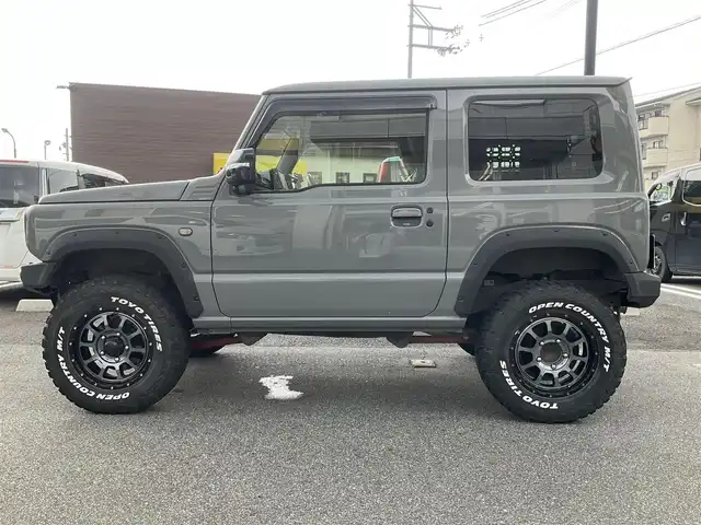 スズキ ジムニー XC 滋賀県 2021(令3)年 4.3万km ミディアムグレー 純正9インチナビゲーション/・Bluetooth・フルセグTV/FRPボンネット/FRバンパー（ショウワガレージ）/スキッドプレート（ショウワガレージ）/マフラー（ショウワガレージ）/テールランプ（ショウワガレージ）/フロントグリル（ショウワガレージ）/エアクリーナー（GReddy)/ブローオフバルブ（GReddy)/インタークーラ（GReddy)/シャックアブソーバー14段階調節式（タニグチ）/サスペンションスプリング/ラテラルロッド/オイルキャッチタンク/HKSブーストコントローラー（powerEditor)/社外フロントカメラ/ブーストメーター（Pivot）/ステアリング（ナルディー）/アルパインデジタルインナーミラー/・前後ドライブレコーダー付き/社外16AW（Toyoオープンカントリー）/ビルトインETC/保証書・取説・スペアキー/