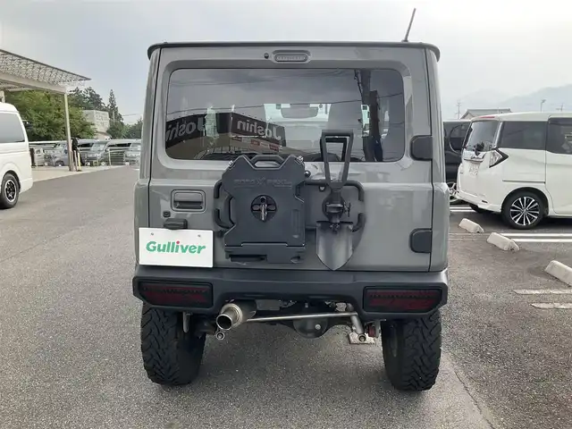 スズキ ジムニー XC 滋賀県 2021(令3)年 4.3万km ミディアムグレー 純正9インチナビゲーション/・Bluetooth・フルセグTV/FRPボンネット/FRバンパー（ショウワガレージ）/スキッドプレート（ショウワガレージ）/マフラー（ショウワガレージ）/テールランプ（ショウワガレージ）/フロントグリル（ショウワガレージ）/エアクリーナー（GReddy)/ブローオフバルブ（GReddy)/インタークーラ（GReddy)/シャックアブソーバー14段階調節式（タニグチ）/サスペンションスプリング/ラテラルロッド/オイルキャッチタンク/HKSブーストコントローラー（powerEditor)/社外フロントカメラ/ブーストメーター（Pivot）/ステアリング（ナルディー）/アルパインデジタルインナーミラー/・前後ドライブレコーダー付き/社外16AW（Toyoオープンカントリー）/ビルトインETC/保証書・取説・スペアキー/