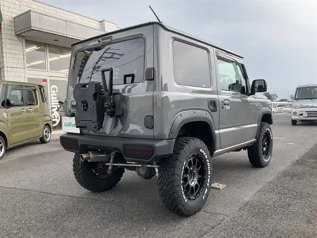 スズキ ジムニー XC 滋賀県 2021(令3)年 4.3万km ミディアムグレー 純正9インチナビゲーション/・Bluetooth・フルセグTV/FRPボンネット/FRバンパー（ショウワガレージ）/スキッドプレート（ショウワガレージ）/マフラー（ショウワガレージ）/テールランプ（ショウワガレージ）/フロントグリル（ショウワガレージ）/エアクリーナー（GReddy)/ブローオフバルブ（GReddy)/インタークーラ（GReddy)/シャックアブソーバー14段階調節式（タニグチ）/サスペンションスプリング/ラテラルロッド/オイルキャッチタンク/HKSブーストコントローラー（powerEditor)/社外フロントカメラ/ブーストメーター（Pivot）/ステアリング（ナルディー）/アルパインデジタルインナーミラー/・前後ドライブレコーダー付き/社外16AW（Toyoオープンカントリー）/ビルトインETC/保証書・取説・スペアキー/