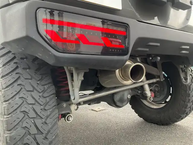 スズキ ジムニー XC 滋賀県 2021(令3)年 4.3万km ミディアムグレー 純正9インチナビゲーション/・Bluetooth・フルセグTV/FRPボンネット/FRバンパー（ショウワガレージ）/スキッドプレート（ショウワガレージ）/マフラー（ショウワガレージ）/テールランプ（ショウワガレージ）/フロントグリル（ショウワガレージ）/エアクリーナー（GReddy)/ブローオフバルブ（GReddy)/インタークーラ（GReddy)/シャックアブソーバー14段階調節式（タニグチ）/サスペンションスプリング/ラテラルロッド/オイルキャッチタンク/HKSブーストコントローラー（powerEditor)/社外フロントカメラ/ブーストメーター（Pivot）/ステアリング（ナルディー）/アルパインデジタルインナーミラー/・前後ドライブレコーダー付き/社外16AW（Toyoオープンカントリー）/ビルトインETC/保証書・取説・スペアキー/