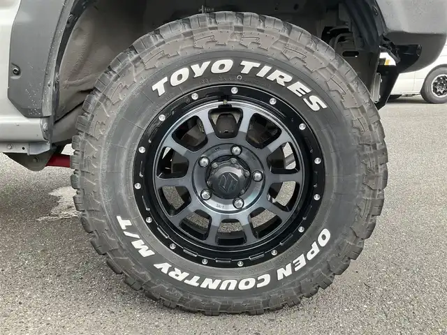 スズキ ジムニー XC 滋賀県 2021(令3)年 4.3万km ミディアムグレー 純正9インチナビゲーション/・Bluetooth・フルセグTV/FRPボンネット/FRバンパー（ショウワガレージ）/スキッドプレート（ショウワガレージ）/マフラー（ショウワガレージ）/テールランプ（ショウワガレージ）/フロントグリル（ショウワガレージ）/エアクリーナー（GReddy)/ブローオフバルブ（GReddy)/インタークーラ（GReddy)/シャックアブソーバー14段階調節式（タニグチ）/サスペンションスプリング/ラテラルロッド/オイルキャッチタンク/HKSブーストコントローラー（powerEditor)/社外フロントカメラ/ブーストメーター（Pivot）/ステアリング（ナルディー）/アルパインデジタルインナーミラー/・前後ドライブレコーダー付き/社外16AW（Toyoオープンカントリー）/ビルトインETC/保証書・取説・スペアキー/