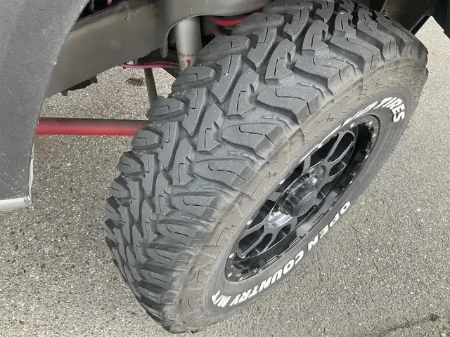 スズキ ジムニー XC 滋賀県 2021(令3)年 4.3万km ミディアムグレー 純正9インチナビゲーション/・Bluetooth・フルセグTV/FRPボンネット/FRバンパー（ショウワガレージ）/スキッドプレート（ショウワガレージ）/マフラー（ショウワガレージ）/テールランプ（ショウワガレージ）/フロントグリル（ショウワガレージ）/エアクリーナー（GReddy)/ブローオフバルブ（GReddy)/インタークーラ（GReddy)/シャックアブソーバー14段階調節式（タニグチ）/サスペンションスプリング/ラテラルロッド/オイルキャッチタンク/HKSブーストコントローラー（powerEditor)/社外フロントカメラ/ブーストメーター（Pivot）/ステアリング（ナルディー）/アルパインデジタルインナーミラー/・前後ドライブレコーダー付き/社外16AW（Toyoオープンカントリー）/ビルトインETC/保証書・取説・スペアキー/