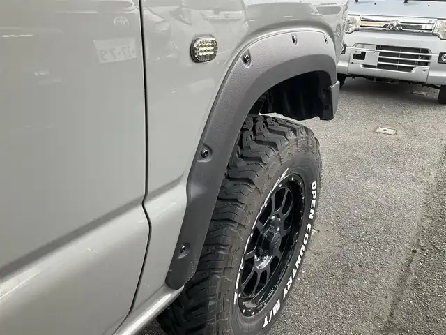 スズキ ジムニー XC 滋賀県 2021(令3)年 4.3万km ミディアムグレー 純正9インチナビゲーション/・Bluetooth・フルセグTV/FRPボンネット/FRバンパー（ショウワガレージ）/スキッドプレート（ショウワガレージ）/マフラー（ショウワガレージ）/テールランプ（ショウワガレージ）/フロントグリル（ショウワガレージ）/エアクリーナー（GReddy)/ブローオフバルブ（GReddy)/インタークーラ（GReddy)/シャックアブソーバー14段階調節式（タニグチ）/サスペンションスプリング/ラテラルロッド/オイルキャッチタンク/HKSブーストコントローラー（powerEditor)/社外フロントカメラ/ブーストメーター（Pivot）/ステアリング（ナルディー）/アルパインデジタルインナーミラー/・前後ドライブレコーダー付き/社外16AW（Toyoオープンカントリー）/ビルトインETC/保証書・取説・スペアキー/