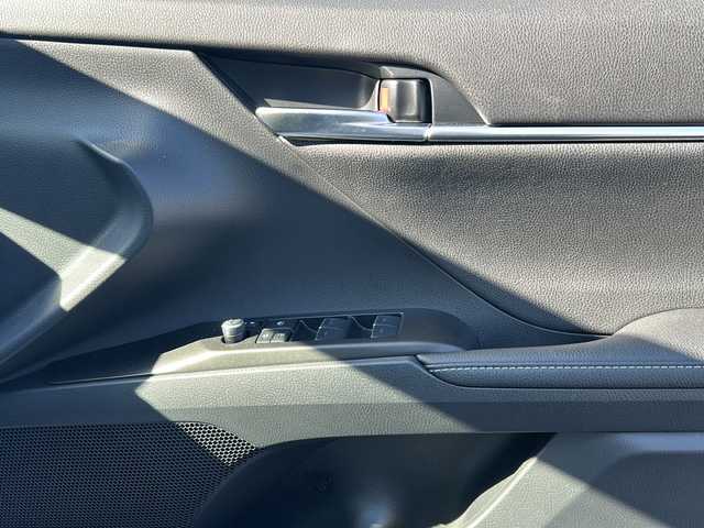 トヨタ カムリ WSレザーパッケージ 愛知県 2023(令5)年 0.8万km アティチュードブラックマイカ/プラチナホワイトパールマイカ /禁煙車/ワンオーナー//9インチディスプレイオーディオ//Tコネクトナビ/フルセグTV//Bluetooth・USB//バックカメラ・パノラミックビューモニター//ビルトインETC2.0//前後ドライブレコーダー//カラーヘッドアップディスプレイ//トヨタセーフティセンス//プリクラッシュセーフティ//レーントレーシングアシスト//オートマチックハイビーム//ロードサインアシスト//レーダークルーズコントロール/　（全車速追従機能付き）//ブラインドスポットモニター//クリアランスソナー//リアクロストラフィックアラート//パーキングサポートブレーキ//黒本革シート//前席シートヒーター//前席パワーシート//パドルシフト//純正１８インチアルミ//本革巻きステアリング//電動チルトステアリング//電動パーキング・ブレーキホールド//ISOFIX//LEDオートライト//電動格納ミラーウィンカー//純正フロアマット//純正ドアバイザー//取扱説明書//新車保証書//スペアキー