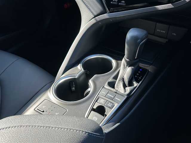 トヨタ カムリ WSレザーパッケージ 愛知県 2023(令5)年 0.8万km アティチュードブラックマイカ/プラチナホワイトパールマイカ /禁煙車/ワンオーナー//9インチディスプレイオーディオ//Tコネクトナビ/フルセグTV//Bluetooth・USB//バックカメラ・パノラミックビューモニター//ビルトインETC2.0//前後ドライブレコーダー//カラーヘッドアップディスプレイ//トヨタセーフティセンス//プリクラッシュセーフティ//レーントレーシングアシスト//オートマチックハイビーム//ロードサインアシスト//レーダークルーズコントロール/　（全車速追従機能付き）//ブラインドスポットモニター//クリアランスソナー//リアクロストラフィックアラート//パーキングサポートブレーキ//黒本革シート//前席シートヒーター//前席パワーシート//パドルシフト//純正１８インチアルミ//本革巻きステアリング//電動チルトステアリング//電動パーキング・ブレーキホールド//ISOFIX//LEDオートライト//電動格納ミラーウィンカー//純正フロアマット//純正ドアバイザー//取扱説明書//新車保証書//スペアキー