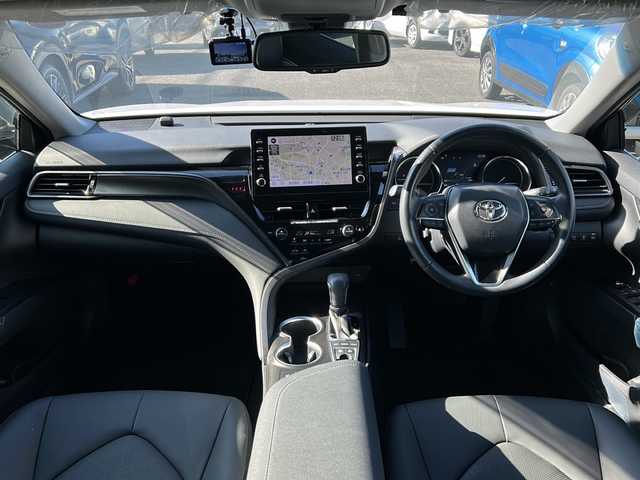 トヨタ カムリ WSレザーパッケージ 愛知県 2023(令5)年 0.8万km アティチュードブラックマイカ/プラチナホワイトパールマイカ /禁煙車/ワンオーナー//9インチディスプレイオーディオ//Tコネクトナビ/フルセグTV//Bluetooth・USB//バックカメラ・パノラミックビューモニター//ビルトインETC2.0//前後ドライブレコーダー//カラーヘッドアップディスプレイ//トヨタセーフティセンス//プリクラッシュセーフティ//レーントレーシングアシスト//オートマチックハイビーム//ロードサインアシスト//レーダークルーズコントロール/　（全車速追従機能付き）//ブラインドスポットモニター//クリアランスソナー//リアクロストラフィックアラート//パーキングサポートブレーキ//黒本革シート//前席シートヒーター//前席パワーシート//パドルシフト//純正１８インチアルミ//本革巻きステアリング//電動チルトステアリング//電動パーキング・ブレーキホールド//ISOFIX//LEDオートライト//電動格納ミラーウィンカー//純正フロアマット//純正ドアバイザー//取扱説明書//新車保証書//スペアキー