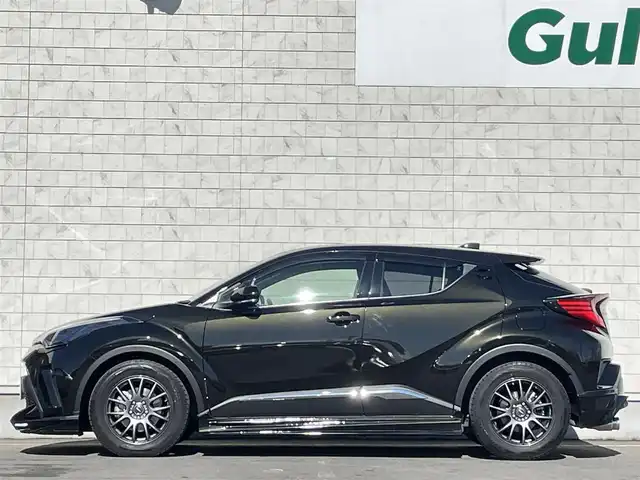 トヨタ Ｃ－ＨＲ G モード ネロセーフティプラスⅢ 岩手県 2023(令5)年 1.7万km イナズマスパーキングブラックガラスフレーク ワンオーナー/TRDフルエアロ/TRD4本だしマフラー（センター、テールパイプ）/メーカーナビ/→フルセグ/BT/FM/AM/パノラミックビューモニター/ステアリングスイッチ/レーンアシスト/クルーズコントロール/パーキングサポートブレーキ/インテリジェントクリアランスソナー/リヤクロストラフィックオートブレーキ/横滑り防止装置/オートホールド/電動ランバーサポート/ビルトインETC/AC100V/オートマチックハイビーム/オートライト/電動格納ミラー/プッシュスタート/スペアキーあり/夏タイヤ純正アルミ車載/ドアバイザー/フロアマット