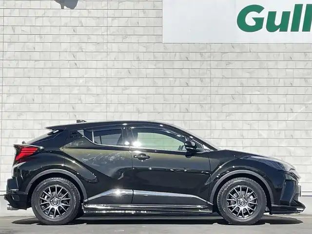 トヨタ Ｃ－ＨＲ G モード ネロセーフティプラスⅢ 岩手県 2023(令5)年 1.7万km イナズマスパーキングブラックガラスフレーク ワンオーナー/TRDフルエアロ/TRD4本だしマフラー（センター、テールパイプ）/メーカーナビ/→フルセグ/BT/FM/AM/パノラミックビューモニター/ステアリングスイッチ/レーンアシスト/クルーズコントロール/パーキングサポートブレーキ/インテリジェントクリアランスソナー/リヤクロストラフィックオートブレーキ/横滑り防止装置/オートホールド/電動ランバーサポート/ビルトインETC/AC100V/オートマチックハイビーム/オートライト/電動格納ミラー/プッシュスタート/スペアキーあり/夏タイヤ純正アルミ車載/ドアバイザー/フロアマット