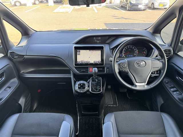 トヨタ ノア Si ダブルバイビー 千葉県 2017(平29)年 2.6万km ダークバイオレットマイカメタリック ワンオーナー/プリクラッシュセーフティ/レーンキープアシスト/クルーズコントロール/純正9インチナビ/バックカメラ/AM/FM/CD/DVD/BT/フルセグTV/TVキャンセラー切替スイッチ付/ビルトインETC/両側パワースライドドア/ハーフレザーシート/2列目ロールサンシェード/ハーフレザーシート/アイドリングストップ/オートマチックハイビーム/オールオートパワーウィンドウ/純正フロアマット/純正ラゲージパーテーションケース/純正16インチAW/LEDヘッドライト/スペアキー1本/保証書・取説/H29・30・R1~6記録簿