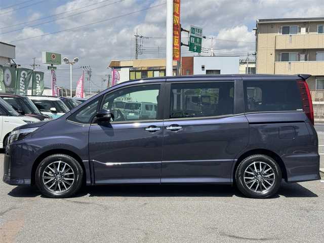 トヨタ ノア Si ダブルバイビー 千葉県 2017(平29)年 2.6万km ダークバイオレットマイカメタリック ワンオーナー/プリクラッシュセーフティ/レーンキープアシスト/クルーズコントロール/純正9インチナビ/バックカメラ/AM/FM/CD/DVD/BT/フルセグTV/TVキャンセラー切替スイッチ付/ビルトインETC/両側パワースライドドア/ハーフレザーシート/2列目ロールサンシェード/ハーフレザーシート/アイドリングストップ/オートマチックハイビーム/オールオートパワーウィンドウ/純正フロアマット/純正ラゲージパーテーションケース/純正16インチAW/LEDヘッドライト/スペアキー1本/保証書・取説/H29・30・R1~6記録簿