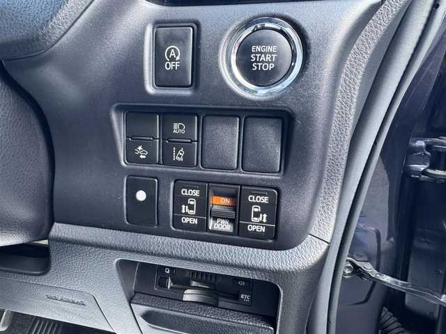 トヨタ ノア Si ダブルバイビー 千葉県 2017(平29)年 2.6万km ダークバイオレットマイカメタリック ワンオーナー/プリクラッシュセーフティ/レーンキープアシスト/クルーズコントロール/純正9インチナビ/バックカメラ/AM/FM/CD/DVD/BT/フルセグTV/TVキャンセラー切替スイッチ付/ビルトインETC/両側パワースライドドア/ハーフレザーシート/2列目ロールサンシェード/ハーフレザーシート/アイドリングストップ/オートマチックハイビーム/オールオートパワーウィンドウ/純正フロアマット/純正ラゲージパーテーションケース/純正16インチAW/LEDヘッドライト/スペアキー1本/保証書・取説/H29・30・R1~6記録簿