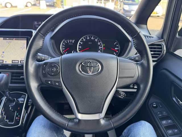 トヨタ ノア Si ダブルバイビー 千葉県 2017(平29)年 2.6万km ダークバイオレットマイカメタリック ワンオーナー/プリクラッシュセーフティ/レーンキープアシスト/クルーズコントロール/純正9インチナビ/バックカメラ/AM/FM/CD/DVD/BT/フルセグTV/TVキャンセラー切替スイッチ付/ビルトインETC/両側パワースライドドア/ハーフレザーシート/2列目ロールサンシェード/ハーフレザーシート/アイドリングストップ/オートマチックハイビーム/オールオートパワーウィンドウ/純正フロアマット/純正ラゲージパーテーションケース/純正16インチAW/LEDヘッドライト/スペアキー1本/保証書・取説/H29・30・R1~6記録簿