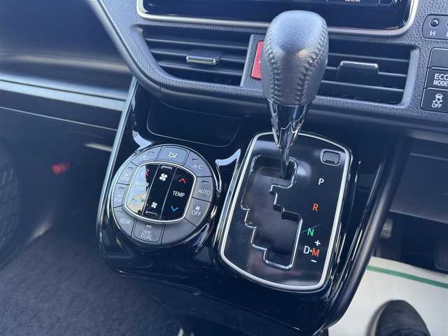 トヨタ ノア Si ダブルバイビー 千葉県 2017(平29)年 2.6万km ダークバイオレットマイカメタリック ワンオーナー/プリクラッシュセーフティ/レーンキープアシスト/クルーズコントロール/純正9インチナビ/バックカメラ/AM/FM/CD/DVD/BT/フルセグTV/TVキャンセラー切替スイッチ付/ビルトインETC/両側パワースライドドア/ハーフレザーシート/2列目ロールサンシェード/ハーフレザーシート/アイドリングストップ/オートマチックハイビーム/オールオートパワーウィンドウ/純正フロアマット/純正ラゲージパーテーションケース/純正16インチAW/LEDヘッドライト/スペアキー1本/保証書・取説/H29・30・R1~6記録簿