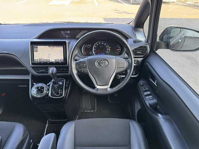 トヨタ ノア Si ダブルバイビー 千葉県 2017(平29)年 2.6万km ダークバイオレットマイカメタリック ワンオーナー/プリクラッシュセーフティ/レーンキープアシスト/クルーズコントロール/純正9インチナビ/バックカメラ/AM/FM/CD/DVD/BT/フルセグTV/TVキャンセラー切替スイッチ付/ビルトインETC/両側パワースライドドア/ハーフレザーシート/2列目ロールサンシェード/ハーフレザーシート/アイドリングストップ/オートマチックハイビーム/オールオートパワーウィンドウ/純正フロアマット/純正ラゲージパーテーションケース/純正16インチAW/LEDヘッドライト/スペアキー1本/保証書・取説/H29・30・R1~6記録簿