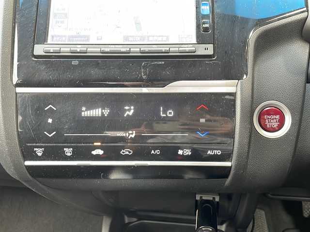 ホンダ フィット 13G Fパッケージ 静岡県 2016(平28)年 16.2万km プレミアムホワイトパールⅡ 純正SDナビ/・CD/・DVD/・ワンセグTV/・Bluetooth/・USB/・AM/・FM/主要装備/・Bカメラ/・前方ドラレコ/・スマートキー/・プッシュスタート/・純正フロアマット/・AAC/・ステアリングスイッチ