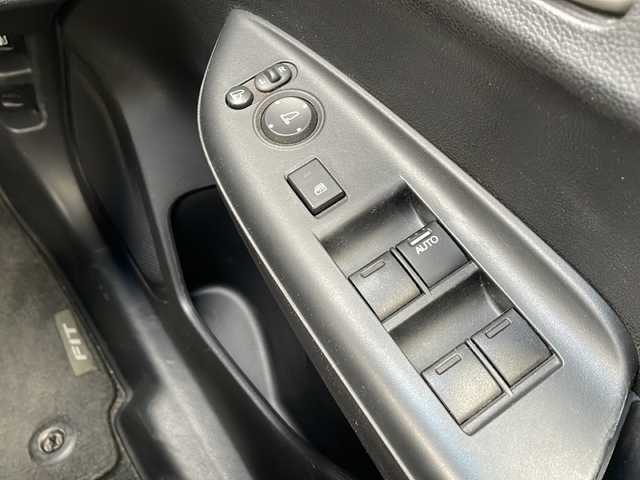 ホンダ フィット 13G Fパッケージ 静岡県 2016(平28)年 16.2万km プレミアムホワイトパールⅡ 純正SDナビ/・CD/・DVD/・ワンセグTV/・Bluetooth/・USB/・AM/・FM/主要装備/・Bカメラ/・前方ドラレコ/・スマートキー/・プッシュスタート/・純正フロアマット/・AAC/・ステアリングスイッチ