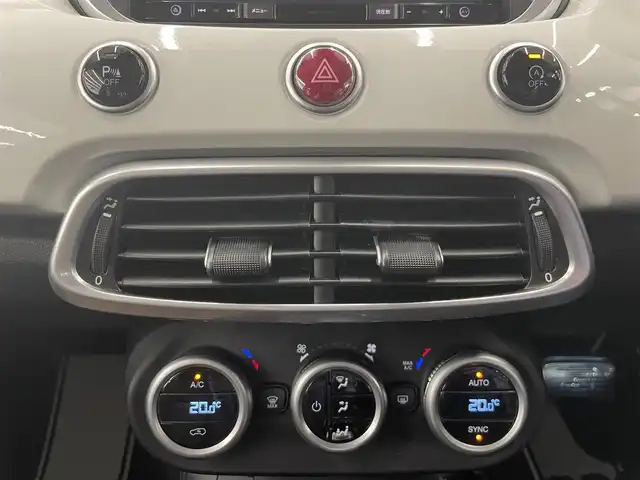 フィアット ５００Ｘ ポップスタープラス 岡山県 2017(平29)年 4.9万km BIANCO GHIACCIO ワンオーナー/社外メモリナビ【AVIC-RL05】/(DVD/ワンセグTV/Bluetooth/USB/MSV)/バックカメラ/クルーズコントロール/衝突軽減ブレーキ/ブラインドスポットモニター/HIDヘッドライト/スマートキー/ETC/レザーシート/前席パワーシート/前席シートヒーター/レーンアシスト/パドルシフト/横滑り防止機能/純正18インチアルミホイール/保証書/取扱説明書