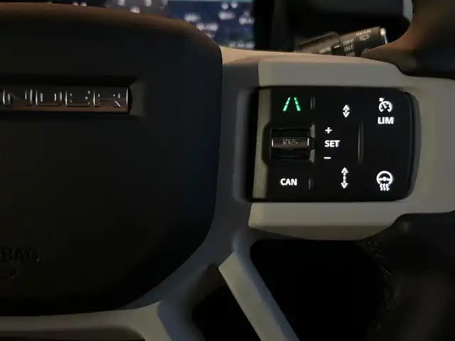 ランドローバー ランドローバー ディフェンダーカウンティEXTP キュレーテッドforJP 石川県 2024(令6)年 0.1万km サントリーニブラック 80台限定 /コントラストルーフ 黒革シート /衝突軽減ブレーキ /アダプティブクルーズコントロール /ブラインドスポットモニター /純正ナビ /AppleCarPlay /360カメラ /クリアランスソナー /LEDヘッドライト /エアサス