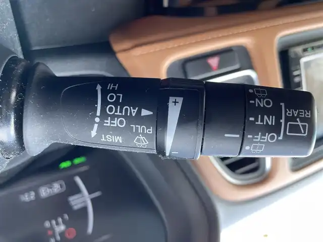 ホンダ ヴェゼル ハイブリッド Z ホンダセンシング 大阪府 2020(令2)年 5.5万km ミッドナイトブルービームM ホンダセンシング/　・追従式クルコン/　・車線逸脱/　・衝突軽減ブレーキ/純正SDナビゲーション/　Bluetooth/CD/DVD/フルセグ/FM/AM/バックカメラ/ハーフレザー/前席シートヒーター/純正17インチアルミ/革巻ステアリング/ステアリングシフト/ビルトインETC/プッシュスタート/電動パーキング/ブレーキホールド