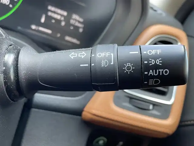 ホンダ ヴェゼル ハイブリッド Z ホンダセンシング 大阪府 2020(令2)年 5.5万km ミッドナイトブルービームM ホンダセンシング/　・追従式クルコン/　・車線逸脱/　・衝突軽減ブレーキ/純正SDナビゲーション/　Bluetooth/CD/DVD/フルセグ/FM/AM/バックカメラ/ハーフレザー/前席シートヒーター/純正17インチアルミ/革巻ステアリング/ステアリングシフト/ビルトインETC/プッシュスタート/電動パーキング/ブレーキホールド