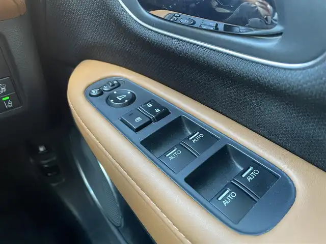 ホンダ ヴェゼル ハイブリッド Z ホンダセンシング 大阪府 2020(令2)年 5.5万km ミッドナイトブルービームM ホンダセンシング/　・追従式クルコン/　・車線逸脱/　・衝突軽減ブレーキ/純正SDナビゲーション/　Bluetooth/CD/DVD/フルセグ/FM/AM/バックカメラ/ハーフレザー/前席シートヒーター/純正17インチアルミ/革巻ステアリング/ステアリングシフト/ビルトインETC/プッシュスタート/電動パーキング/ブレーキホールド