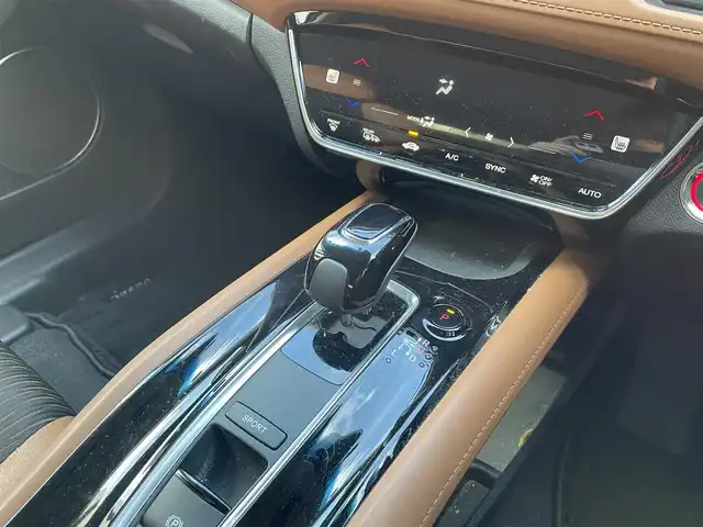 ホンダ ヴェゼル ハイブリッド Z ホンダセンシング 大阪府 2020(令2)年 5.5万km ミッドナイトブルービームM ホンダセンシング/　・追従式クルコン/　・車線逸脱/　・衝突軽減ブレーキ/純正SDナビゲーション/　Bluetooth/CD/DVD/フルセグ/FM/AM/バックカメラ/ハーフレザー/前席シートヒーター/純正17インチアルミ/革巻ステアリング/ステアリングシフト/ビルトインETC/プッシュスタート/電動パーキング/ブレーキホールド