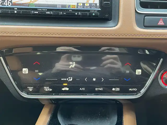 ホンダ ヴェゼル ハイブリッド Z ホンダセンシング 大阪府 2020(令2)年 5.5万km ミッドナイトブルービームM ホンダセンシング/　・追従式クルコン/　・車線逸脱/　・衝突軽減ブレーキ/純正SDナビゲーション/　Bluetooth/CD/DVD/フルセグ/FM/AM/バックカメラ/ハーフレザー/前席シートヒーター/純正17インチアルミ/革巻ステアリング/ステアリングシフト/ビルトインETC/プッシュスタート/電動パーキング/ブレーキホールド