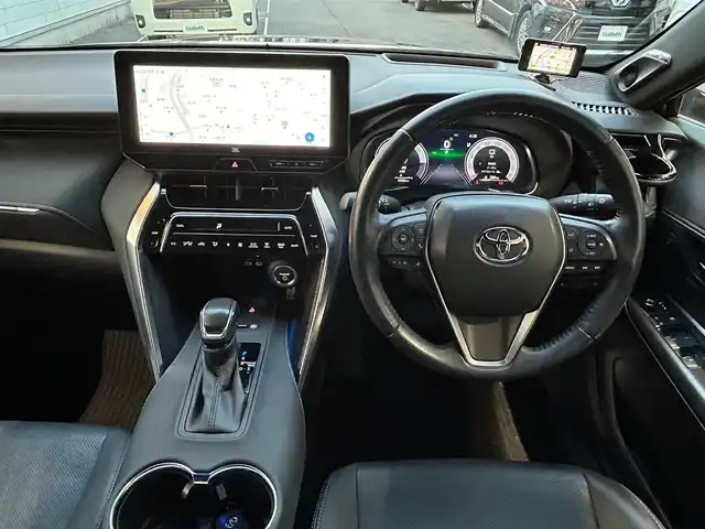 トヨタ ハリアー ハイブリッド Z レザーパッケージ 愛知県 2022(令4)年 3.4万km プレシャスブラックパール 調光パノラマルーフ〈MOP〉/ブラックレザーシート/前席パワーシート/前席シートヒーター＆ベンチレーション/純正12.3型ディスプレイオーディオナビ/・車載ナビ／Bluetooth／地デジTV/JBLプレミアムサウンドシステム/パノラミックビューカメラ〈MOP〉/ハンズフリーパワーバックドア/LEDヘッドライト/純正デジタルインナーミラー/カラーヘッドアップディスプレイ/おくだけ充電〈MOP〉/ステアリングヒーター/電動チルト＆テレスコピックステアリング/ビルトインETC2.0/TOYOTA SAFETY SENSE/・プリクラッシュセーフティ/・レーントレーシングアシスト/・レーダークルーズコントロール/・アダプティブハイビームアシスト/・ロードサインアシスト/・ドライバー異常時対応システム/ブラインドスポットモニター/パーキングサポートブレーキ/スマートエントリーシステム/純正19インチＡＷ