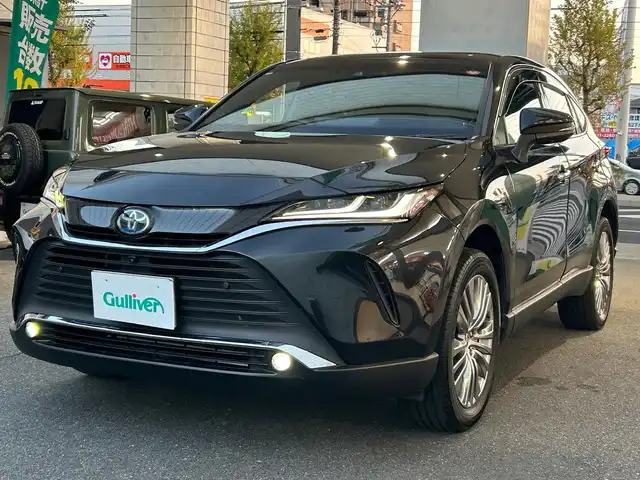 トヨタ ハリアー ハイブリッド Z レザーパッケージ 愛知県 2022(令4)年 3.4万km プレシャスブラックパール 調光パノラマルーフ〈MOP〉/ブラックレザーシート/前席パワーシート/前席シートヒーター＆ベンチレーション/純正12.3型ディスプレイオーディオナビ/・車載ナビ／Bluetooth／地デジTV/JBLプレミアムサウンドシステム/パノラミックビューカメラ〈MOP〉/ハンズフリーパワーバックドア/LEDヘッドライト/純正デジタルインナーミラー/カラーヘッドアップディスプレイ/おくだけ充電〈MOP〉/ステアリングヒーター/電動チルト＆テレスコピックステアリング/ビルトインETC2.0/TOYOTA SAFETY SENSE/・プリクラッシュセーフティ/・レーントレーシングアシスト/・レーダークルーズコントロール/・アダプティブハイビームアシスト/・ロードサインアシスト/・ドライバー異常時対応システム/ブラインドスポットモニター/パーキングサポートブレーキ/スマートエントリーシステム/純正19インチＡＷ